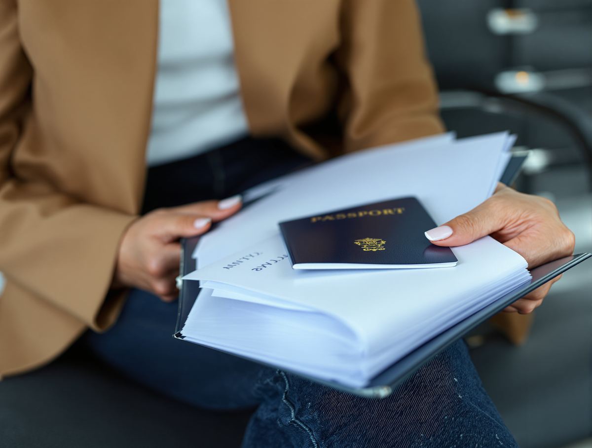 Aplicante con su pasaporte y documentos ordenados