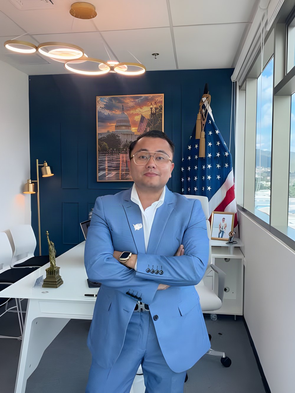 Modesto Huete en su oficina de Asistencia de Visas HN
